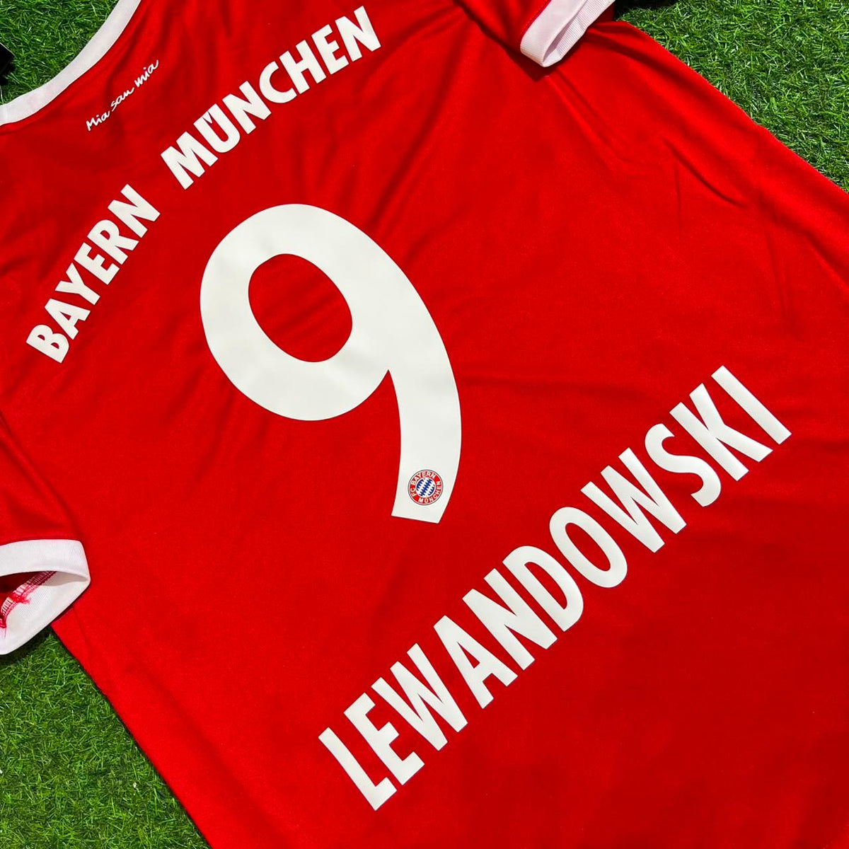 Bayern Munich 2017-2018 Retro Home Jersey – Robert Lewandowski – Detailed View