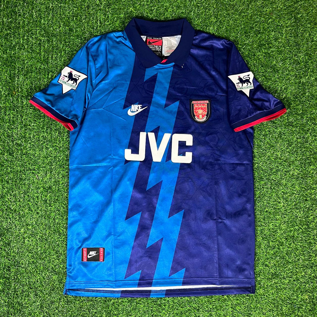 Robin van Persie 11 – Arsenal Retro Kit Jersey – Front View