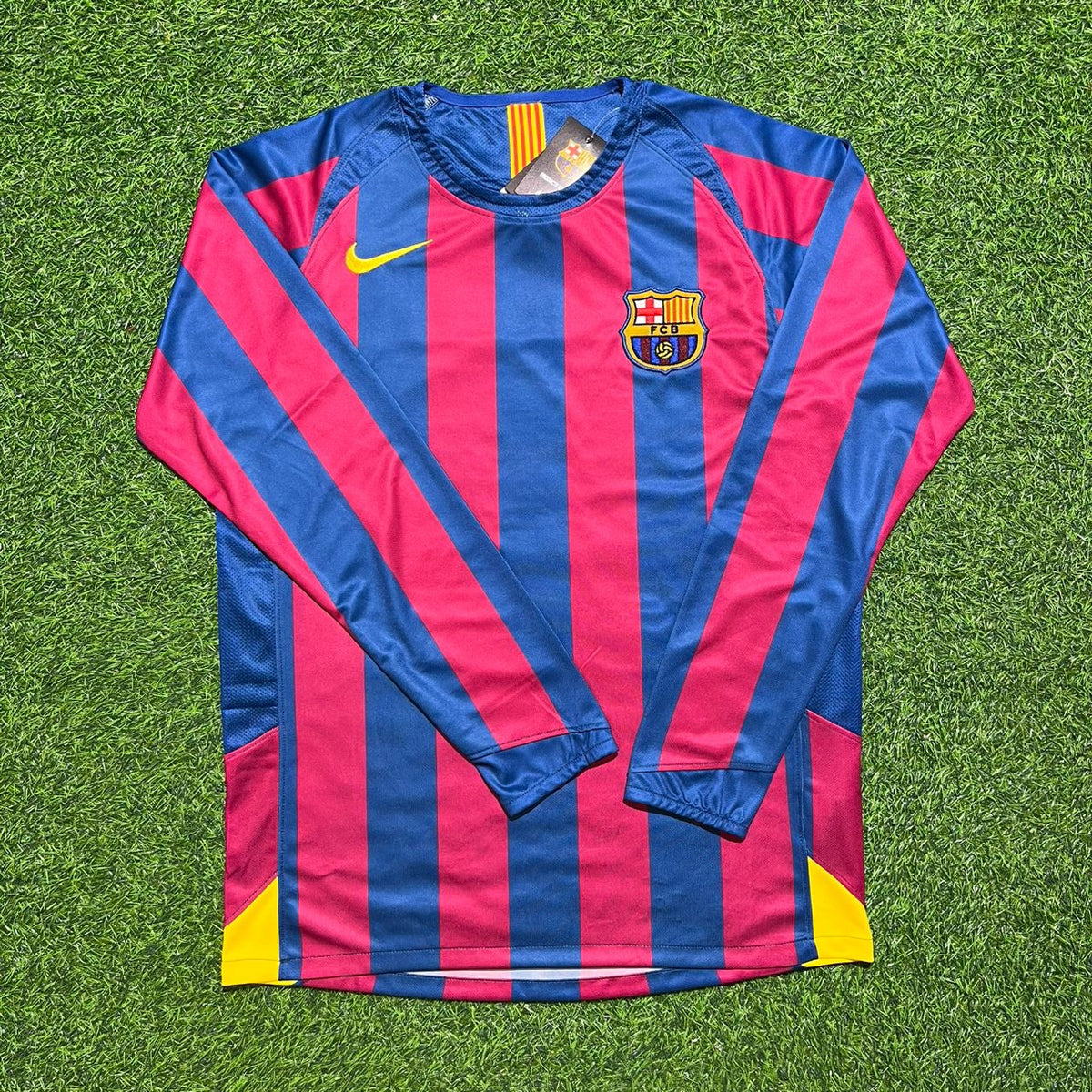 2005/06 Ronaldinho #10 Barcelona Long Sleeve Retro Football Jersey – Front View