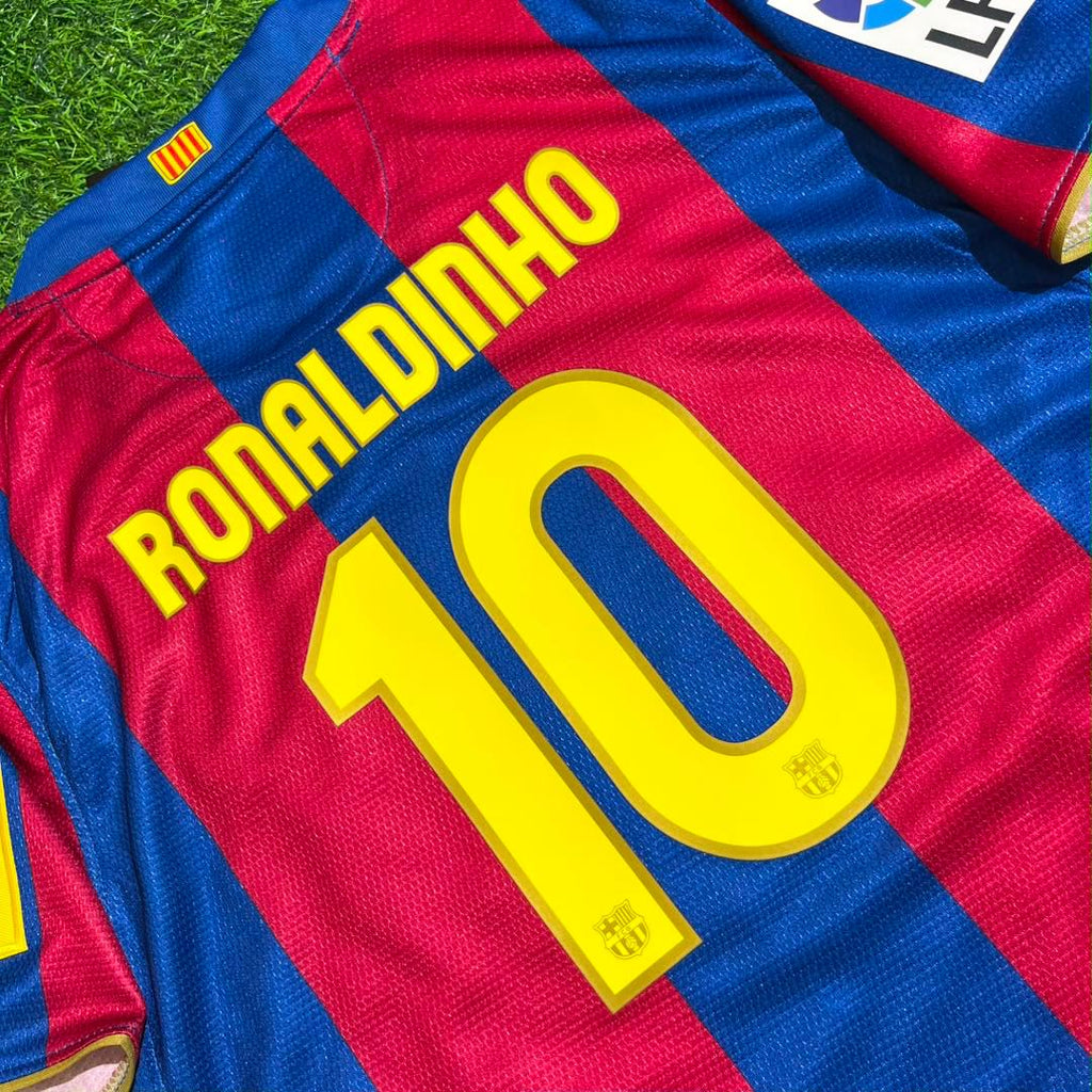 Barcelona 2007/2008 Retro KIDS Football Jersey – Ronaldinho 10- – Detailed View