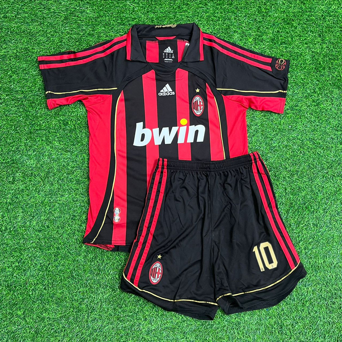 Ronaldinho Gaucho #10 Milan Retro Kids Kit Set Kindertrikot Enfant Kindertrui – Front View