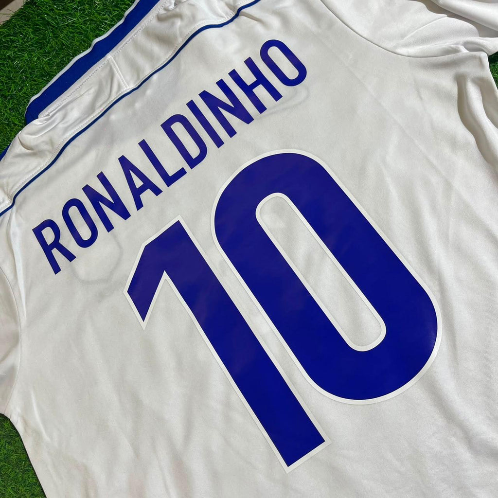 Brazil Long Sleeve Retro Football Jersey – Ronaldinho Gaucho – Detailed View