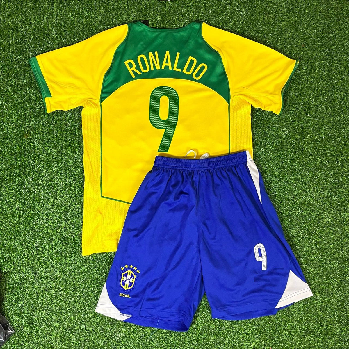 Phenomenon Ronaldo Nazario R9 Brazil 04-06 Retro Kids kit – Back View