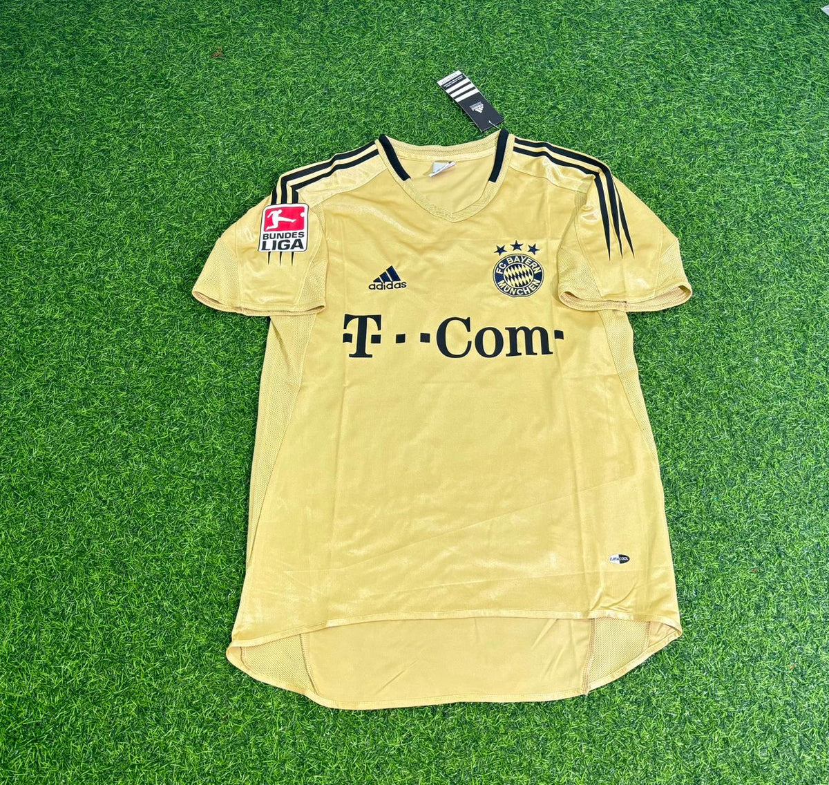 Roque Santa Cruz Bayern München 2004/05 Retro Golden Set – Front View