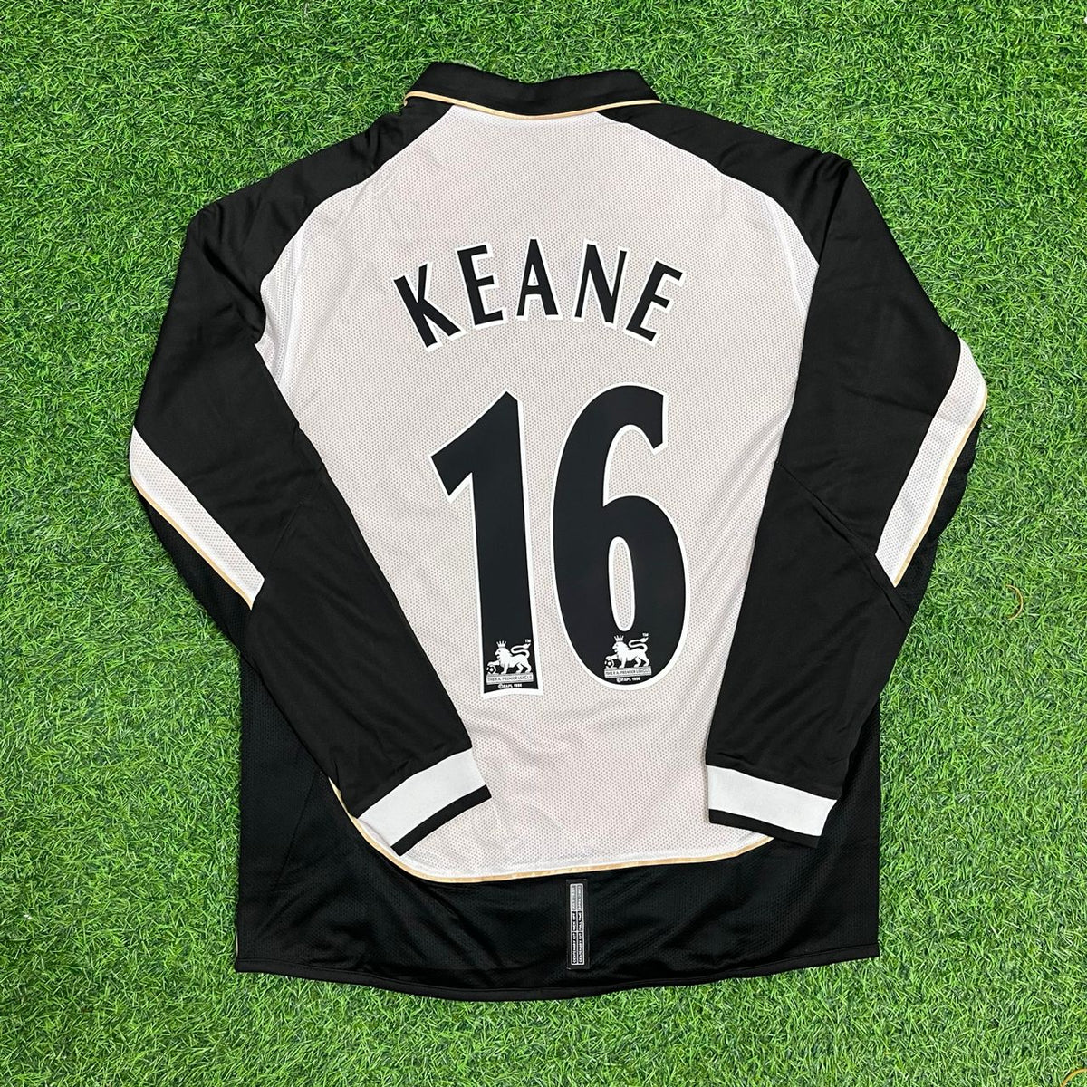 2001/02 Roy Keane Manchester United Retro Reversible Football Jersey Collection – Back View