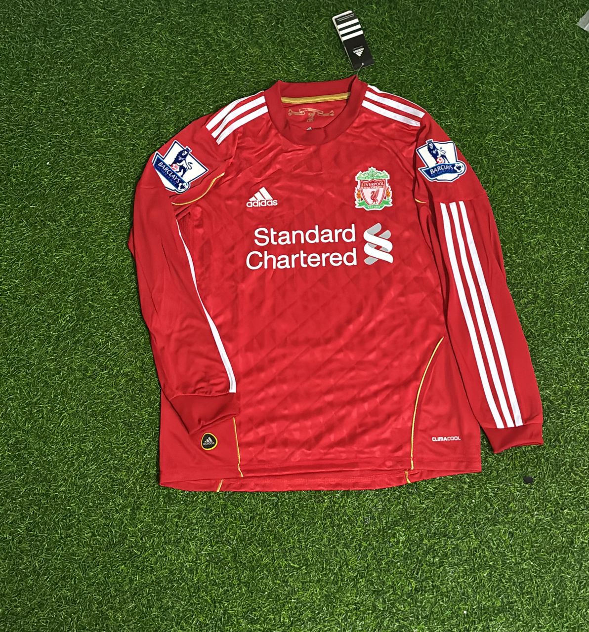 Steven Gerrard Liverpool 2010 2011 Season Long Sleeves Red Retro Jersey – Front View