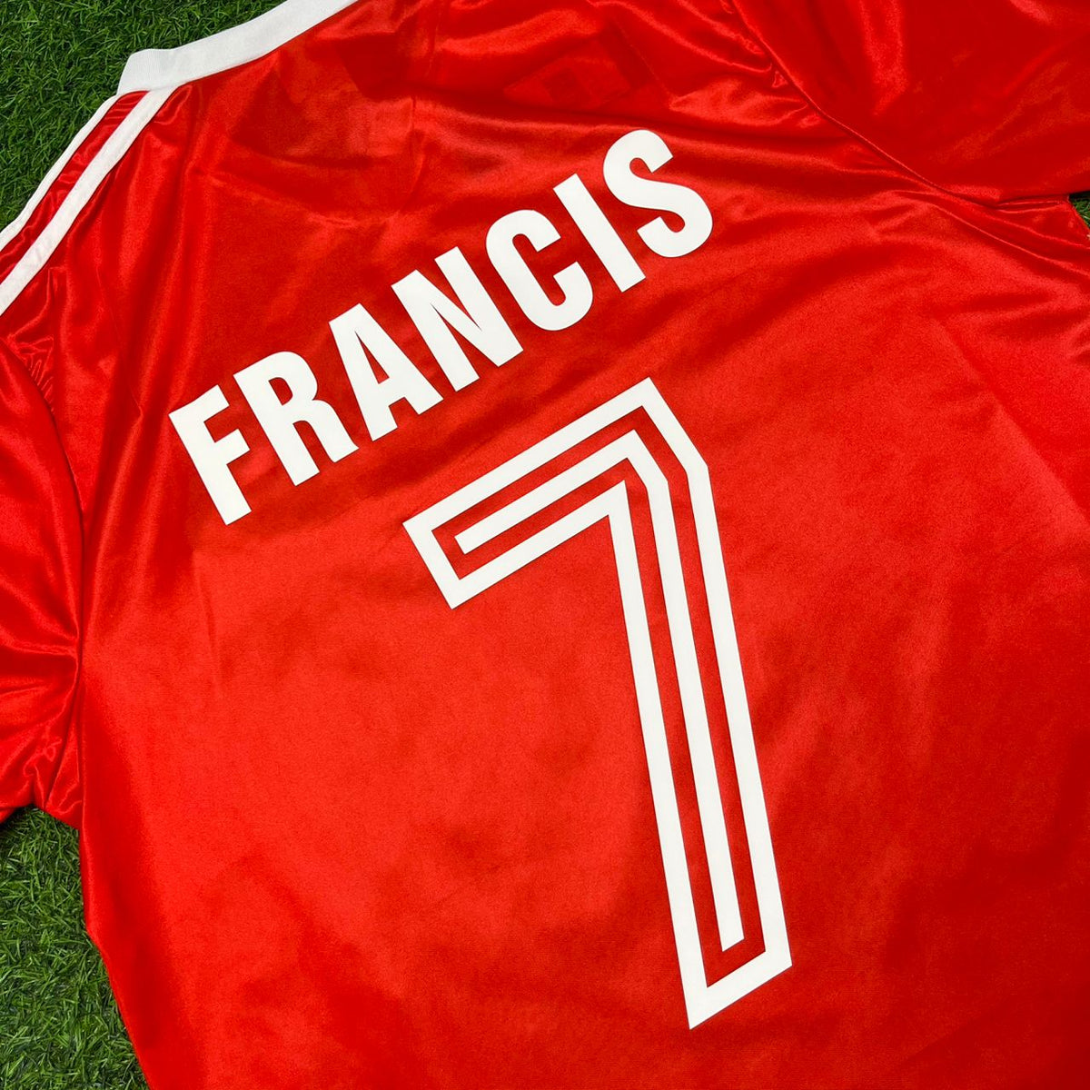 1979 Trevor Francis Nottingham Forest European Cup Final Retro Football Jersey – Detailed View