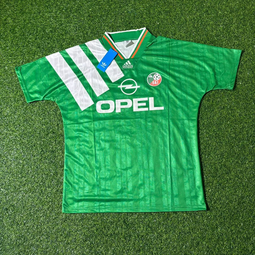 Ireland EIRE Retro Football Jersey – Troy Parrott – Detailed View