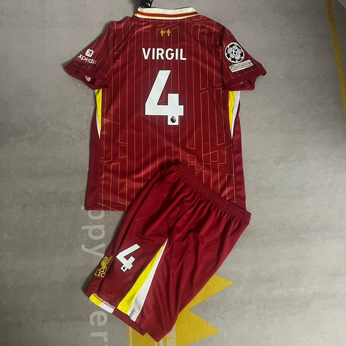 Liverpool Virgil van Dijk Kids Kit Child Set Retro Football Jersey Kinder – Back View