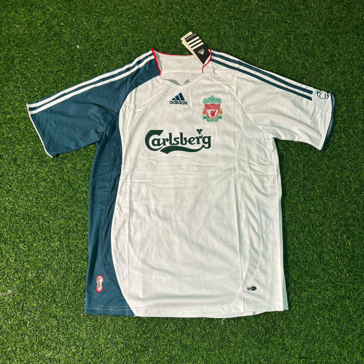 Liverpool 2006/2007 Premier League White Retro Football Jersey – Xabi Alonso – Front View