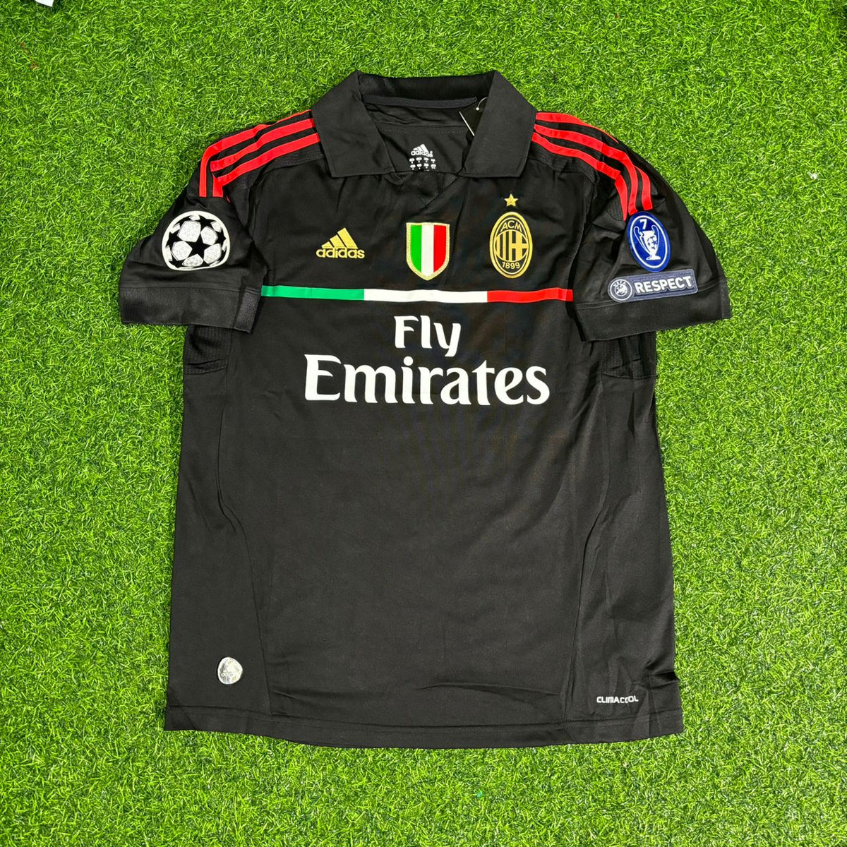 AC Milan 2011 2012 Away Black Retro Jersey – Zlatan Ibrahimović #11 – Front View