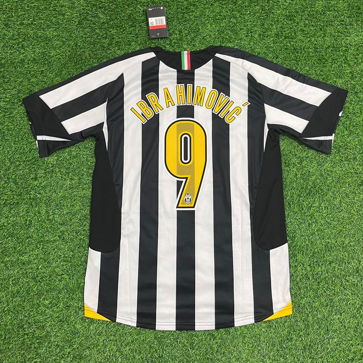 2005/06 Zlatan Ibrahimović Juventus Retro Football Jersey – Back View